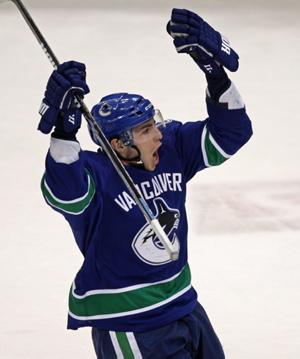Burrows re-signs with Canucks