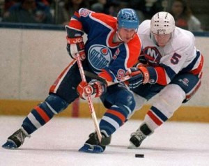 Edmonton Oilers' Wayne Gretzky and New York Islanders Denis Potvin (5) jostle for a loose puck. {LI Phil - Flickr}