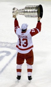 Pavel Datsyuk hoisting the Stanley Cup the last time the Red Wings won it in 2007-2008. (Wiki-commons)