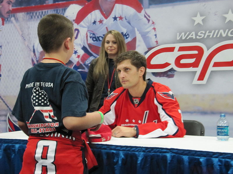 Brian Pothier signs an autograph for a young fan. (Photo from Gary McCabe)