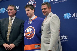 GM Garth Snow, John Tavares, and Head Coach Scott Gordon (Nassau News Live/Flickr)