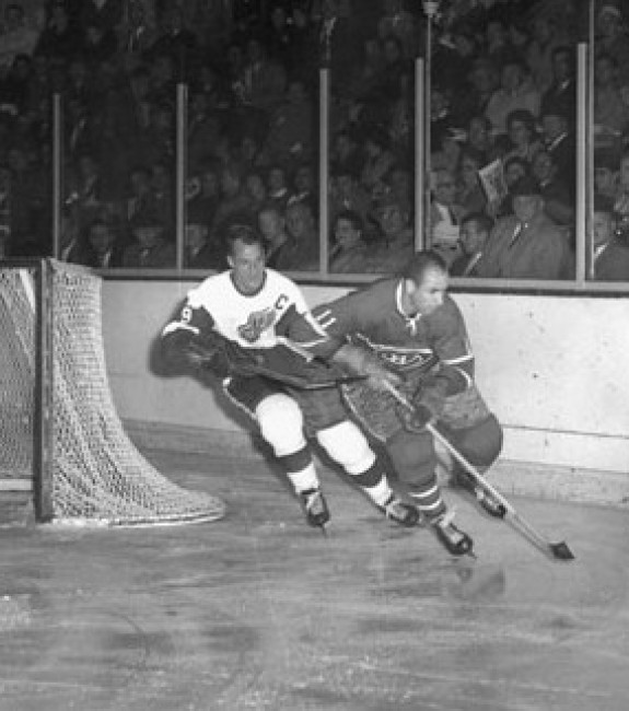 gordie howe scores 700 goals