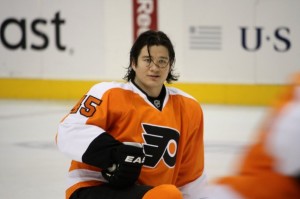 Arron Asham warming up (N. Worrell / Wikipedia)