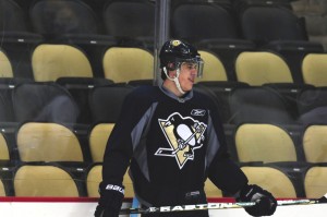 Evgeni Malkin is recovering from ACL surgery (Tom Turk/THW)