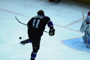 Anze Kopitar helped Los Angeles break through on Saturday versus the Coyotes. (Tom Turk/THW)