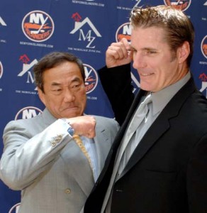 Islanders owner Charles Wang and GM Garth Snow share a fist-bump