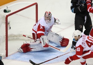Jimmy Howard returns as the Sharks look to end the winning ways in Hockeytown (Icon SMI)