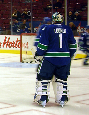 Vancouver Canucks to honour Roberto Luongo