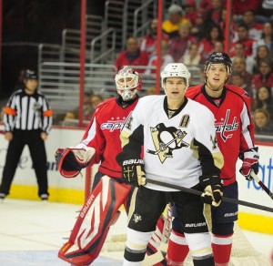 Chris Kunitz took some very undisciplined penalties against the Flyers (Tom Turk/THW)