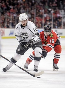 Mike Richards battles Blackhawks center Marcus Kruger