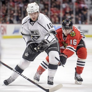 Mike Richards battles Blackhawks center Marcus Kruger