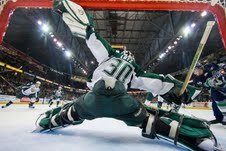 Lotz considers himself a good reaction goaltender (Christopher Mast, Everett Silvertips)