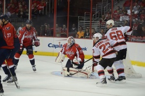 Jaromir Jagr and Mike Cammalleri in front of Braden Holtby (Tom Truk/THW)