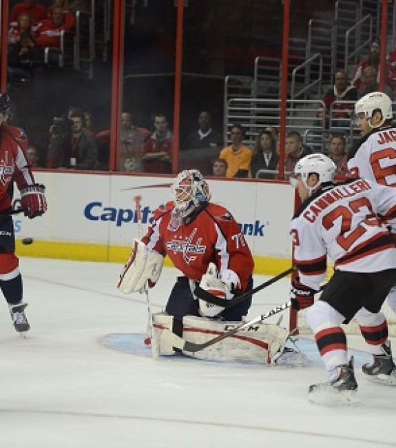 Jaromir Jagr and Mike Cammalleri in front of Braden Holtby (Tom Truk/THW)