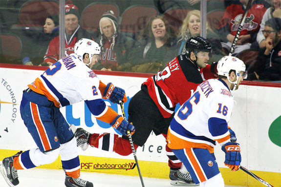 Rod Pelley battles for position against the Bridgeport Sound Tigers. (Paula Faerman Photography/paulafaermanphotography.org)