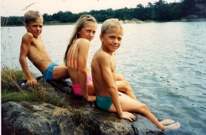 Henrik Lundqvist (left) with sister Gabriella and identical twin brother, Joel. (hockeyplayersaskids.tumblr.com)