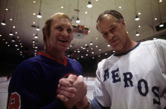 Bobby Hull # 9 des Jets de Winnipeg et Gordie Howe # 9 des Houston Eros