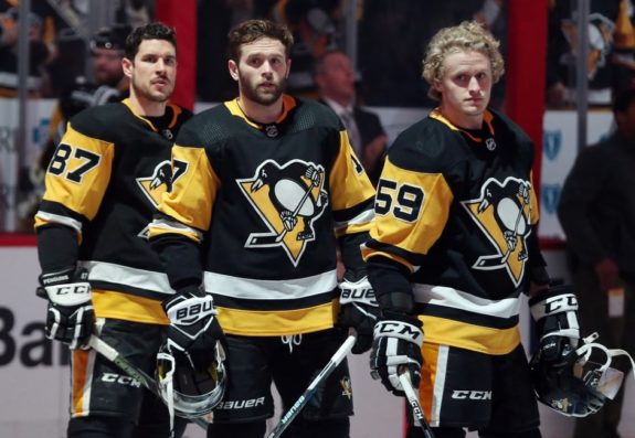 Penguins center Sidney Crosby (87), Bryan Rust and Jake Guentzel