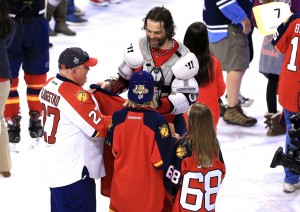 Jaromir Jagr gives his jersey away on Fan Appreciation Night. (Robert Mayer-USA TODAY Sports)