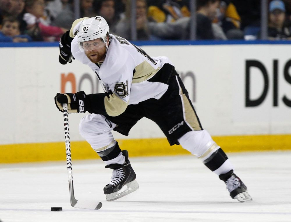 Gotta See It: Phil Kessel takes Stanley Cup to SickKids