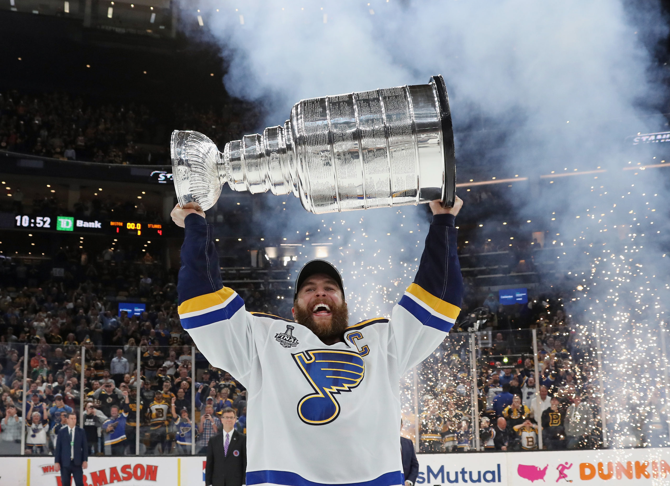 Photo: St. Louis Blues Alex Pietrangelo holds Stanley Cup for fans to touch  - SLP2019061502 