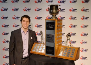 Mitch Marner poses with his CHL Player of the Year award.(Photo by Terry Wilson / CHL Images)