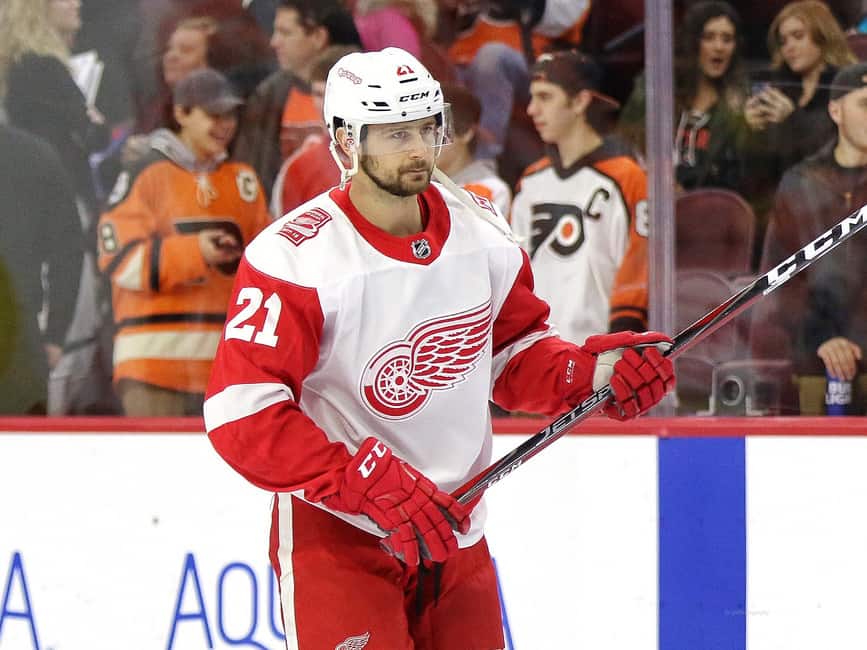 Tatar scores late to lift Red Wings over Canucks