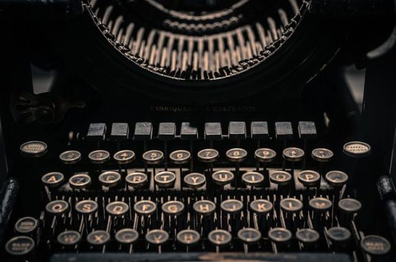 https://pixabay.com/en/vintage-typewriter-letters-retro-2608934/