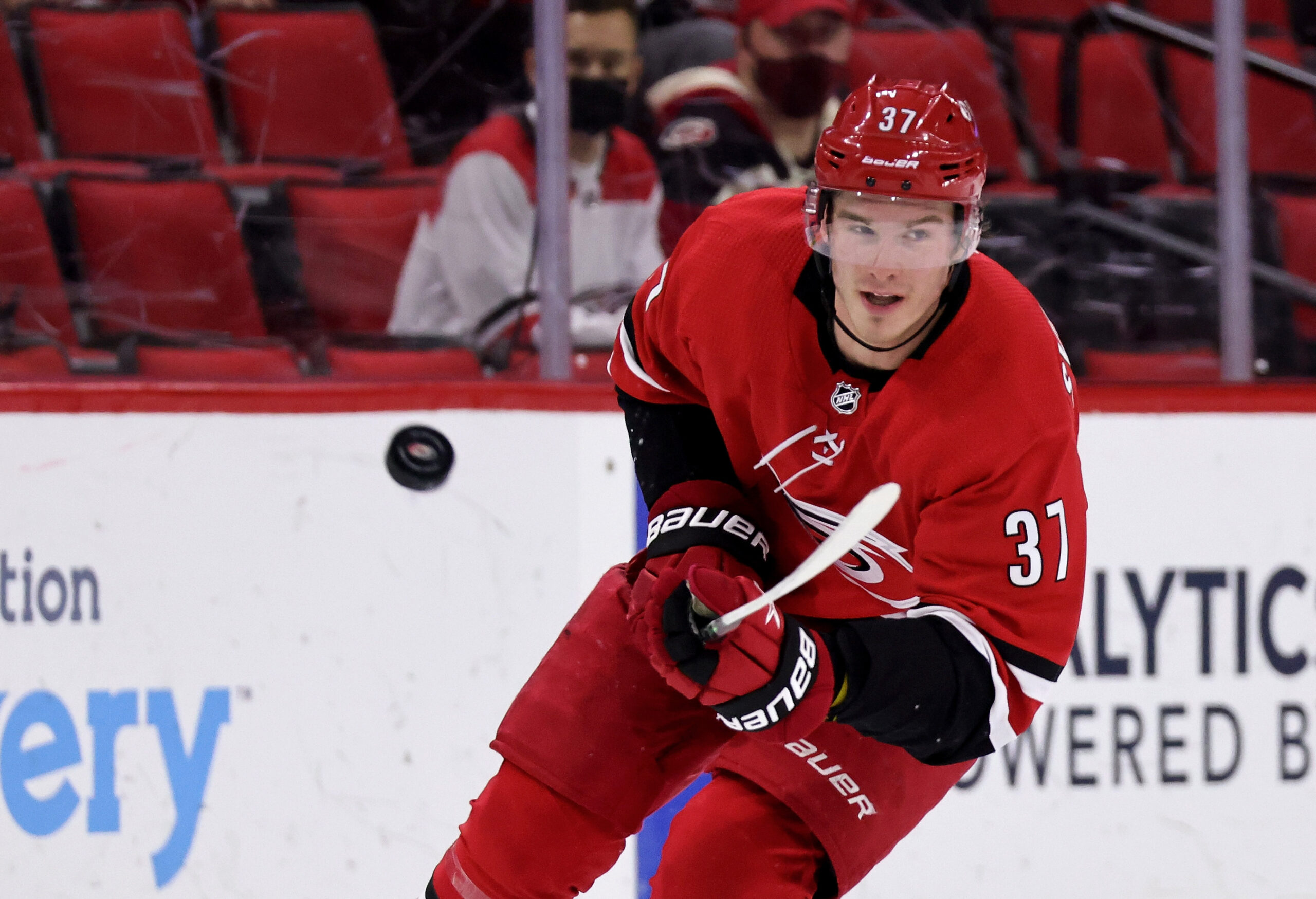 Sharks sign Svechnikov to one-year contract