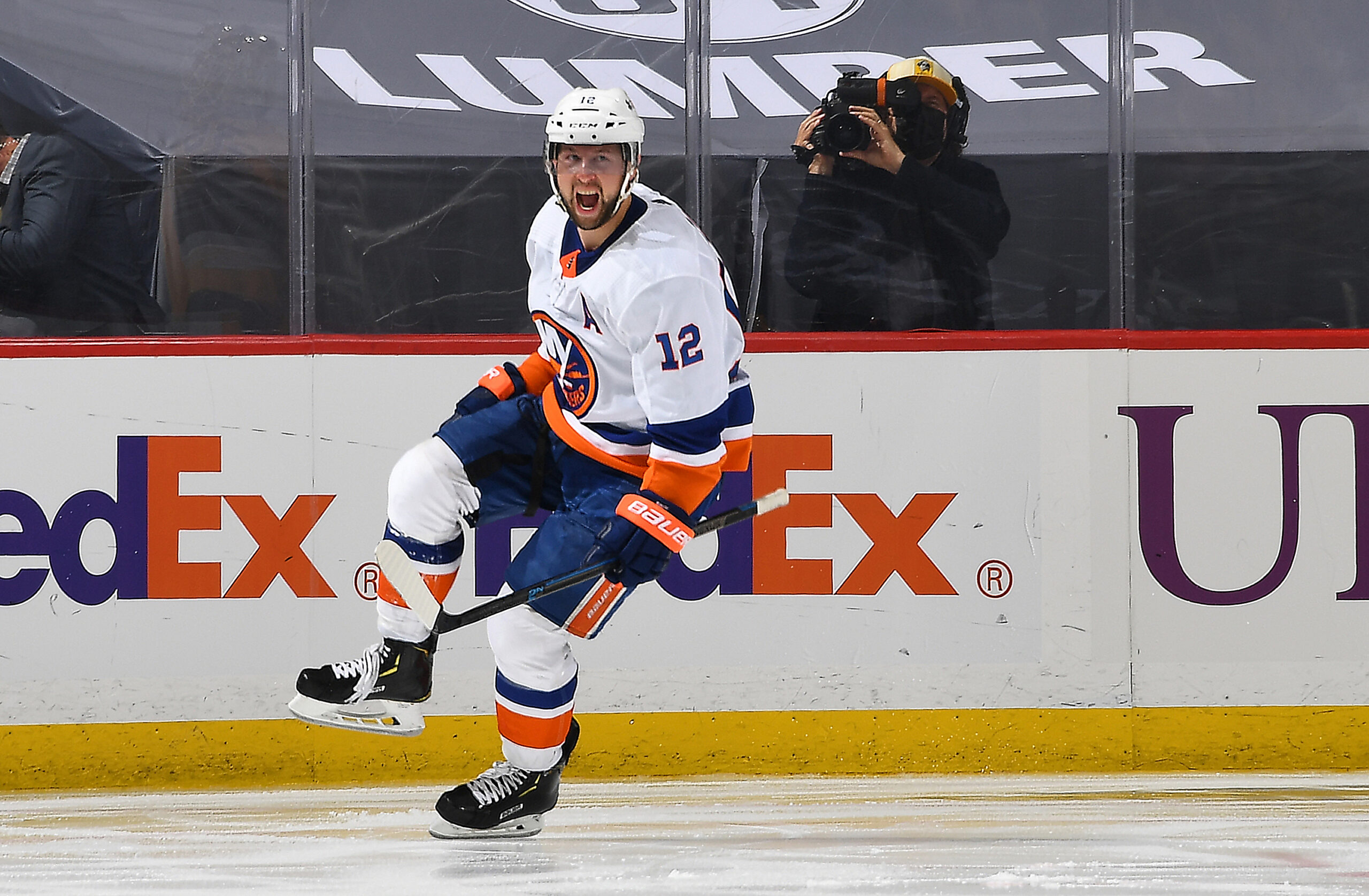 Why Islanders can't afford to keep Josh Bailey on roster