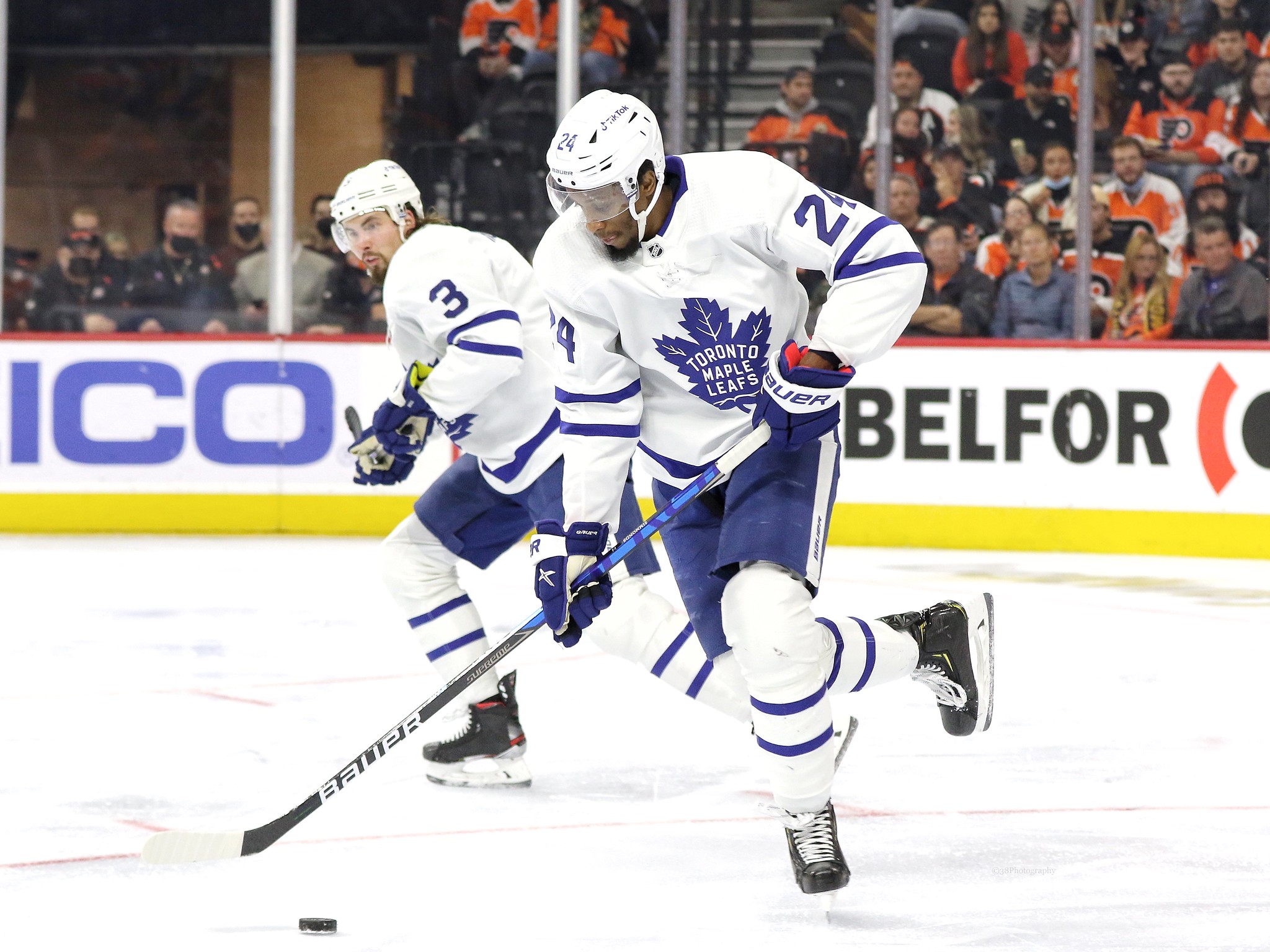 Toronto Maple Leafs: Wayne Simmonds fight a throwback to the good