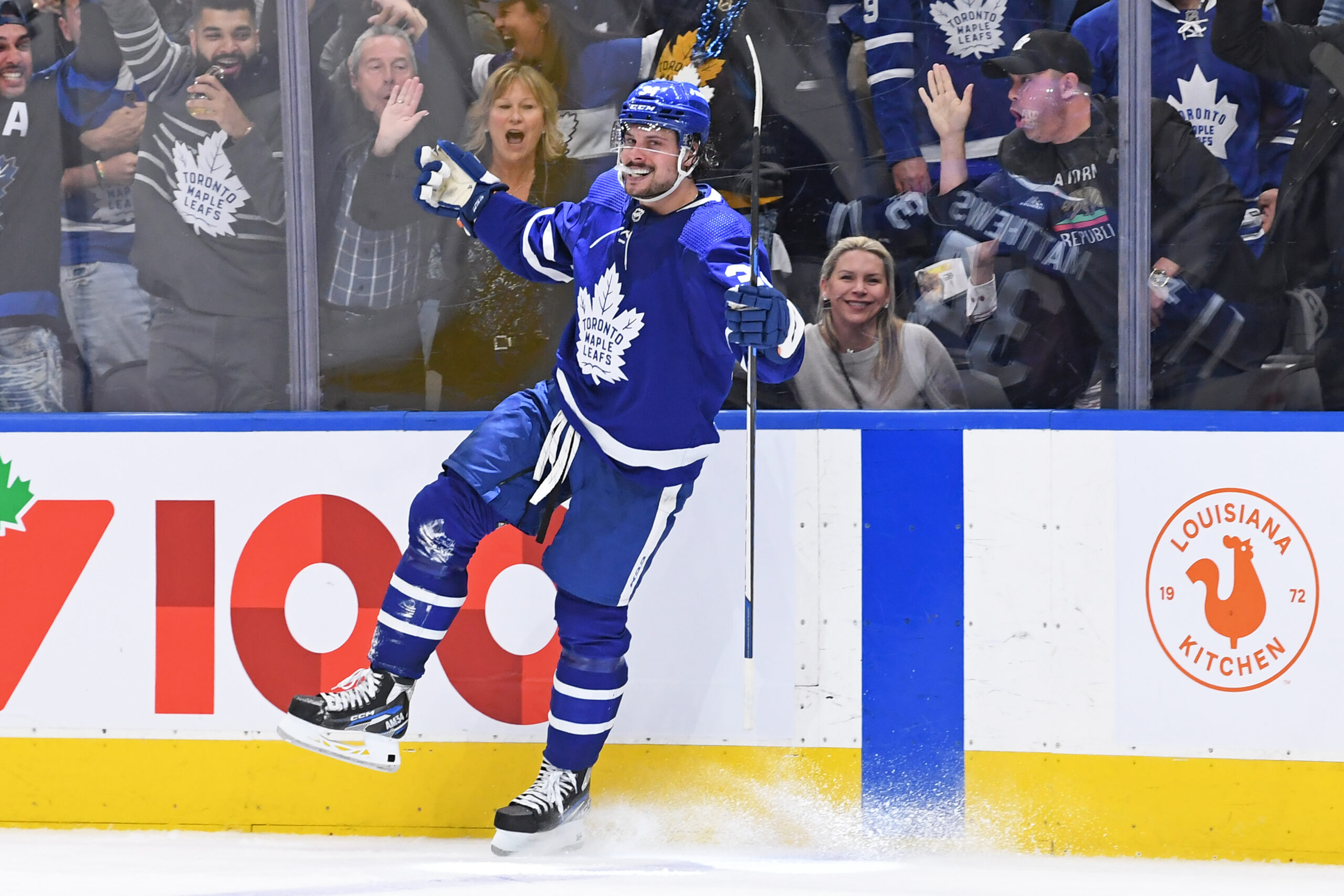 Auston Matthews reacts to putting on the (new) Leafs jersey for first time  - The Hockey News