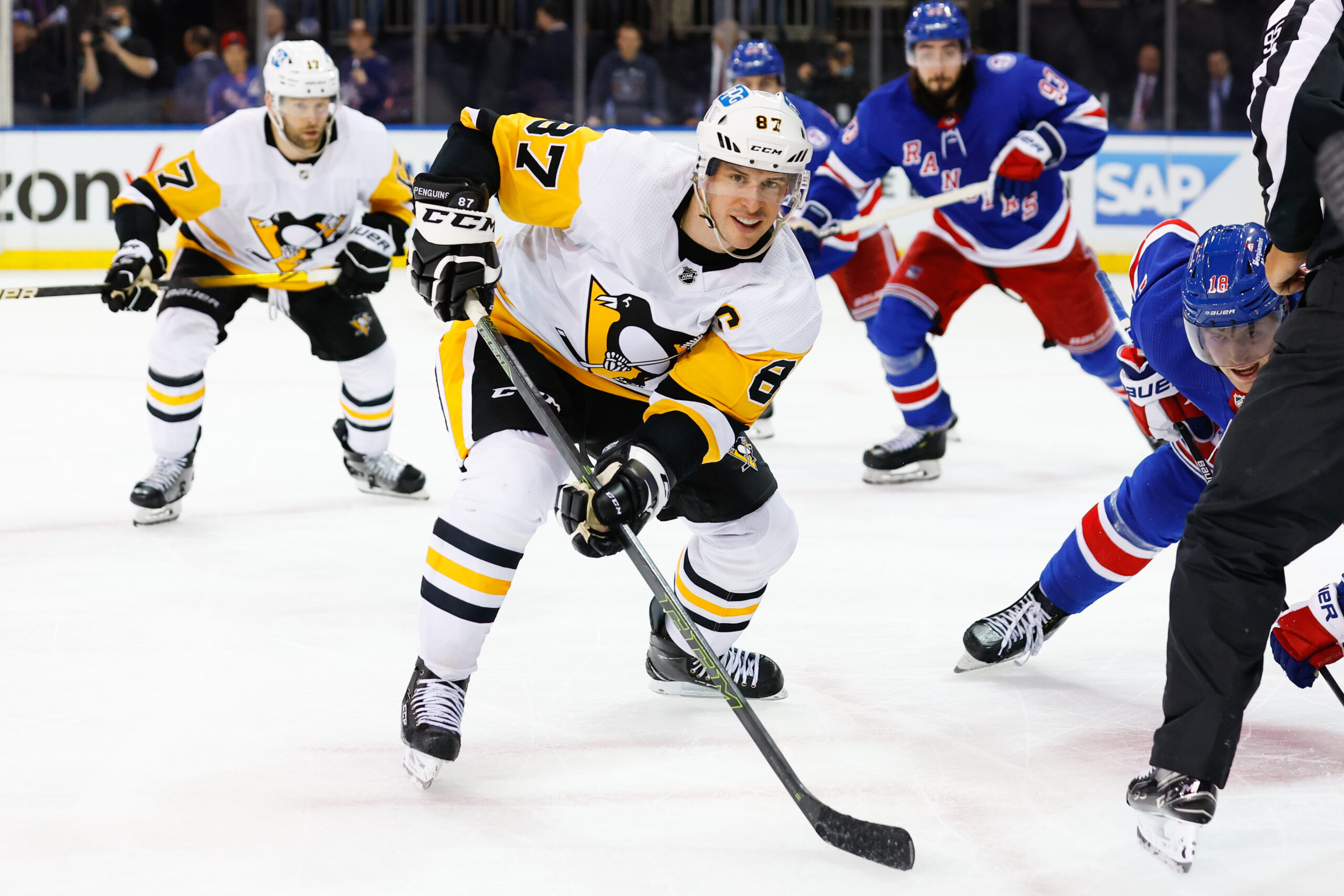 Sidney Crosby laces up before the second game of the season vs the New York  Rangers 1/2…