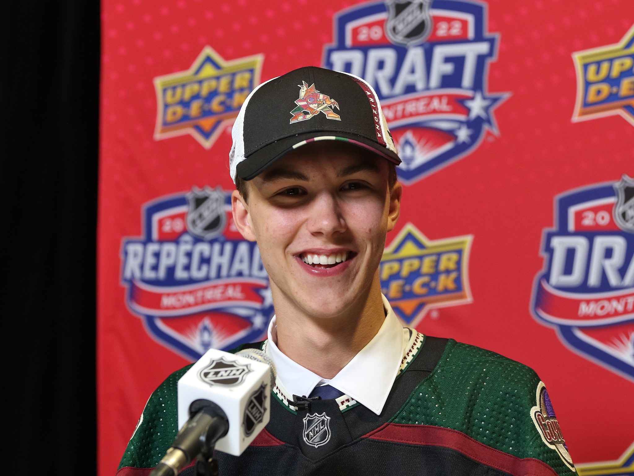 Arizona Coyotes sign first-rounder Maveric Lamoureux