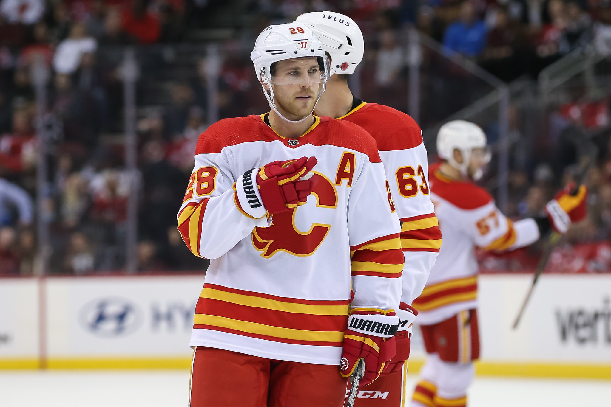 Calgary Flames Elias Lindholm GIF - Calgary Flames Elias Lindholm Liver  Kylington - Discover & Share GIFs