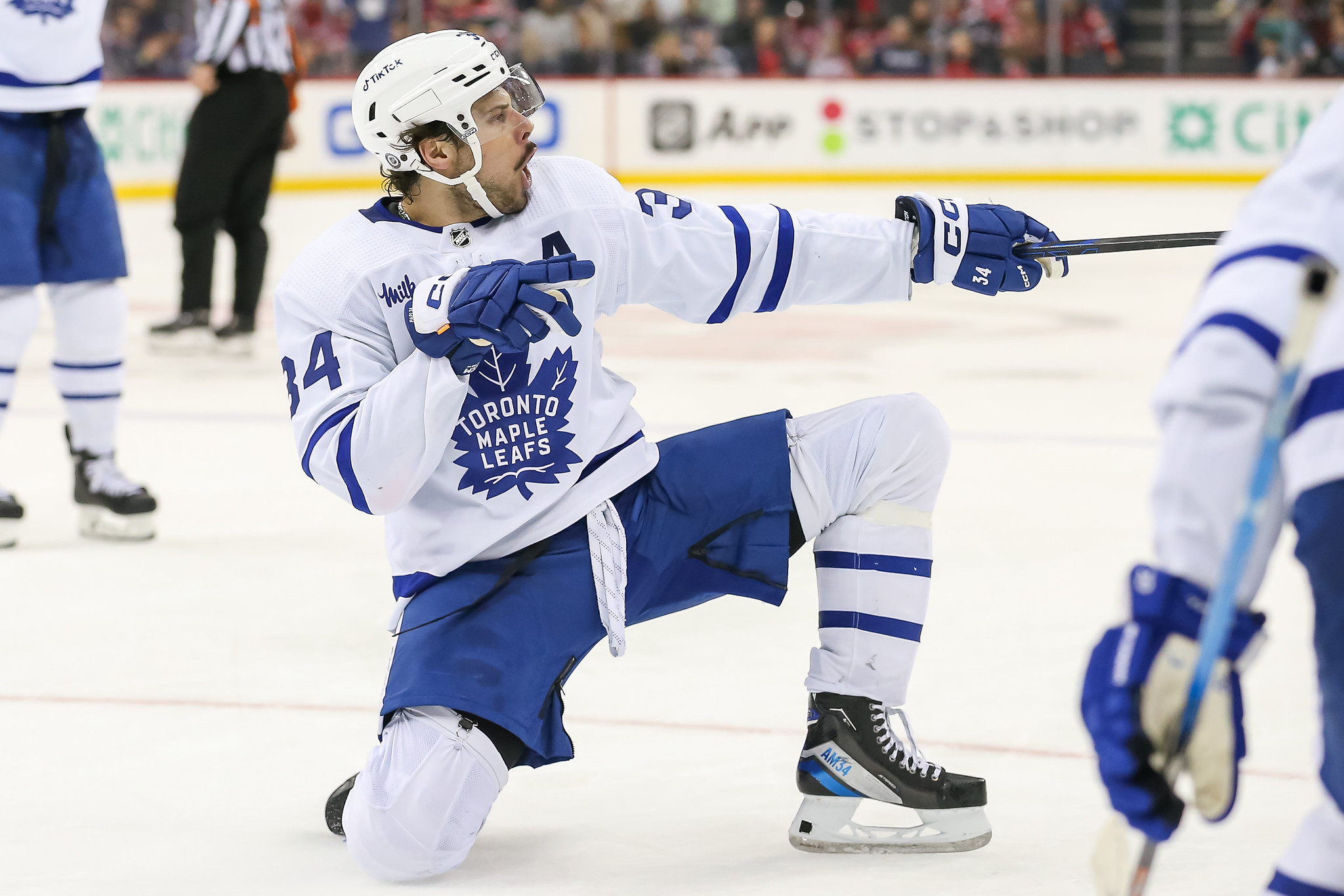 Auston Matthews scores 3 times to send Toronto Maple Leafs past