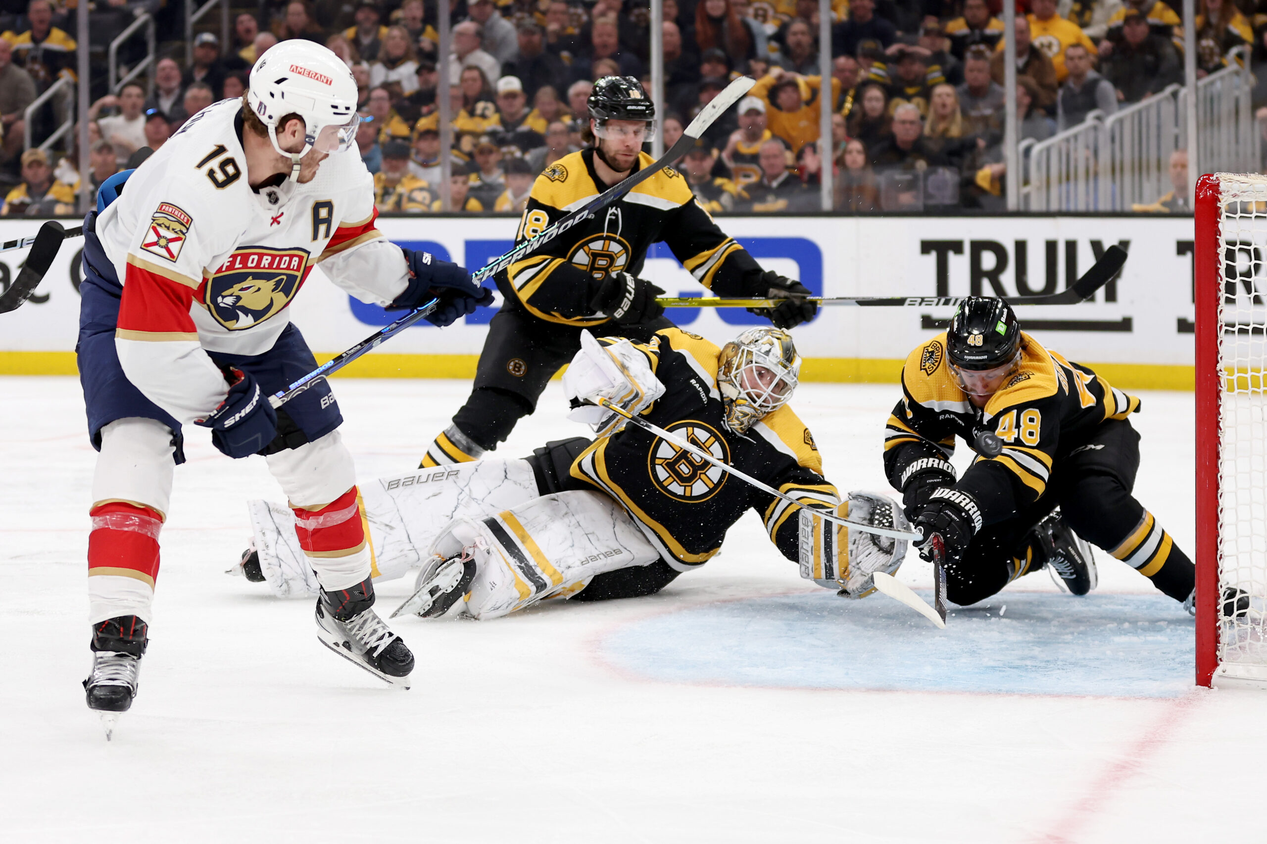 Florida Panthers Upset Record-Setting Boston Bruins - The New York Times