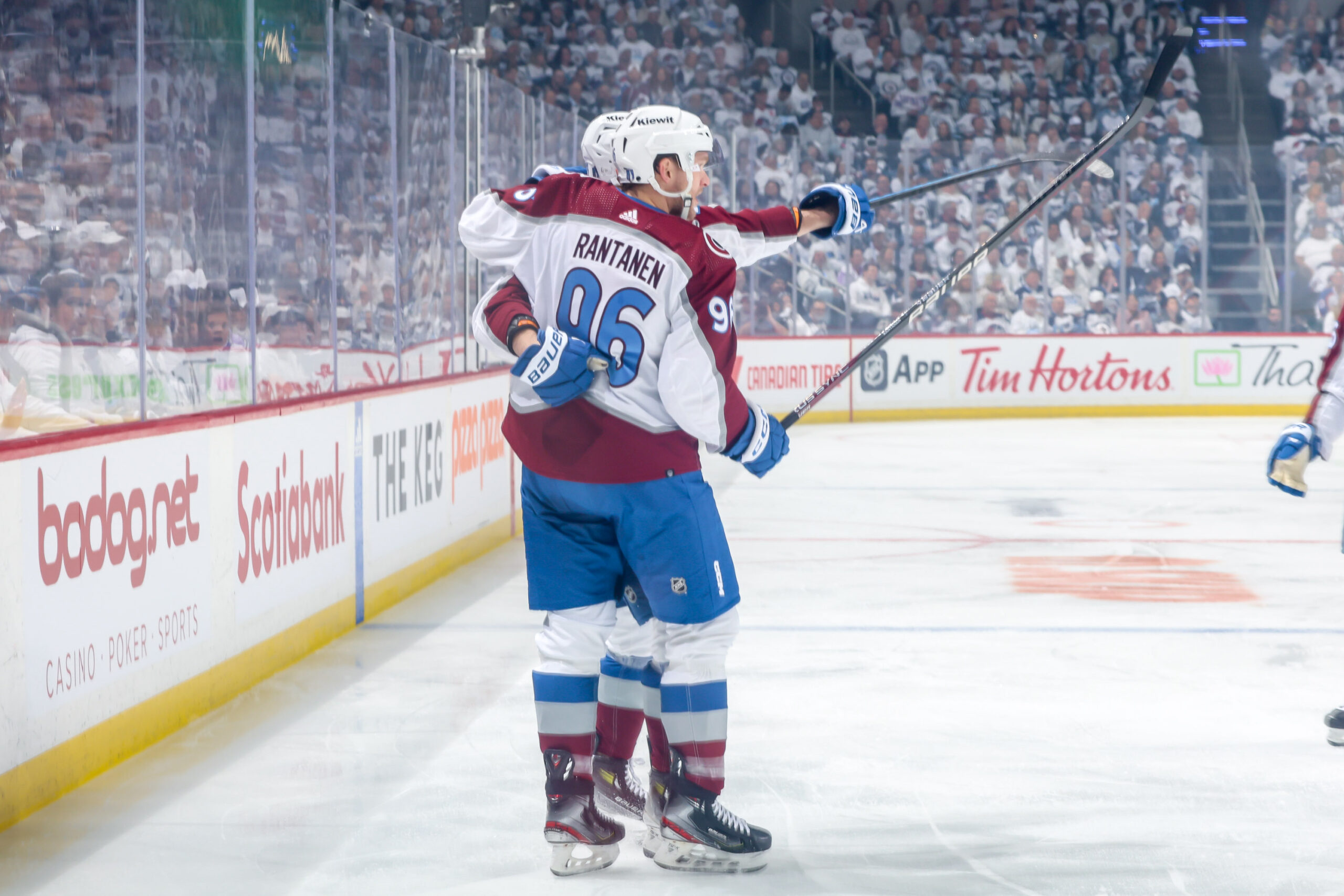 Colorado Avalanche Dominate Winnipeg Jets 6-3 in Game 5, Advance to Round 2