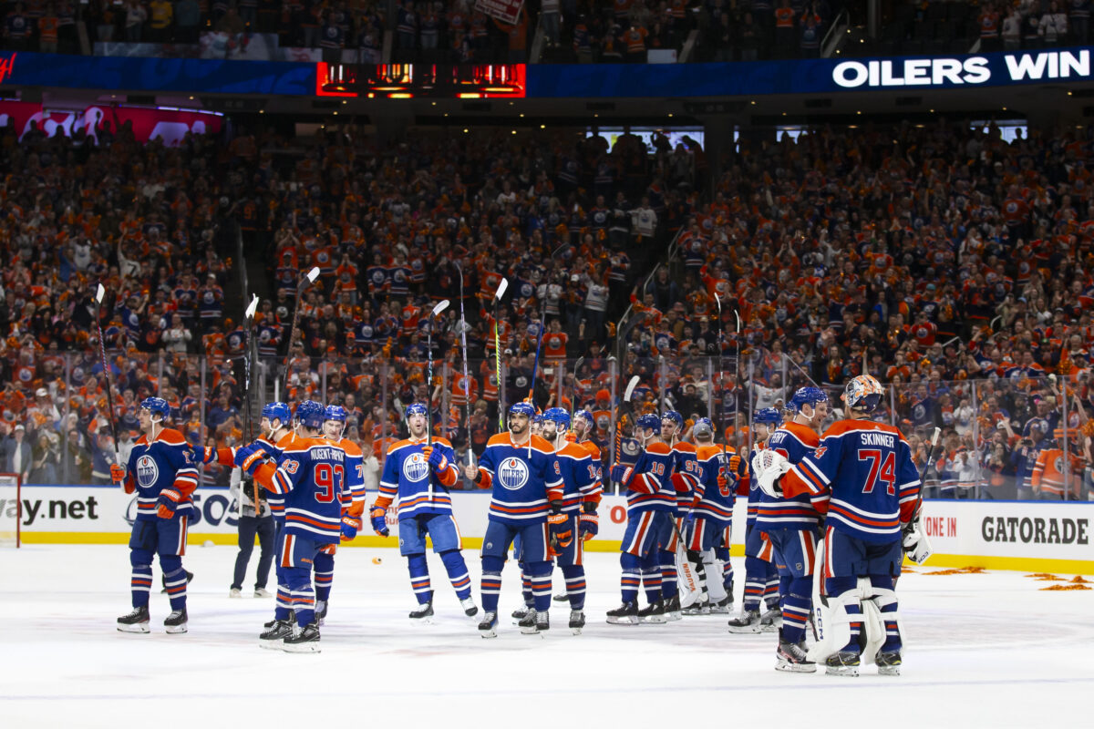 Edmonton Oilers Salute Fans